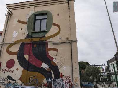 Siamo quasi alla fine di via Ulpiani, in un tratto dominato dai graffiti dei writers che qui hanno potuto disegnare legalmente grazie a un progetto istituzionale. 
Ma c�� ancora una storia da ricordare: quella delle vecchie e grandi fabbriche che qui sorgevano all�inizio del secolo, come la cartiera poligrafica Murari, il cui edificio � ora occupato da una scuola